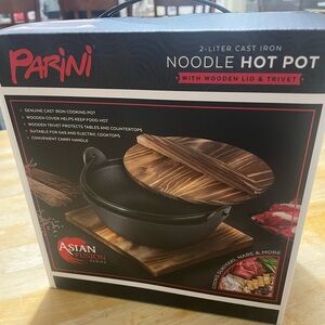 Panini 2- Liter Cast Iron Noodle Hot Pot with Wooden Lid & Ttivet